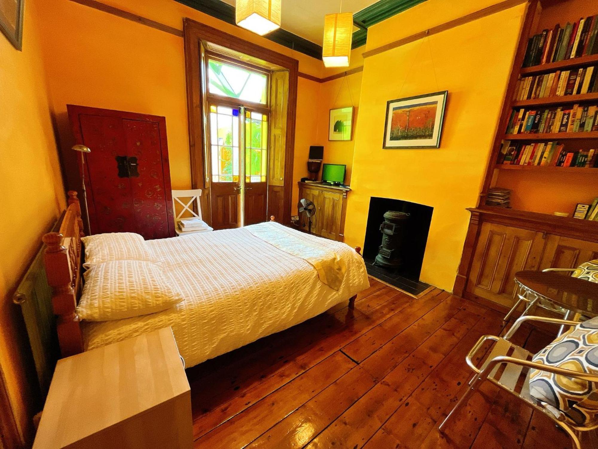 Bed and Breakfast Funky Urban Jungle Кардифф Экстерьер фото